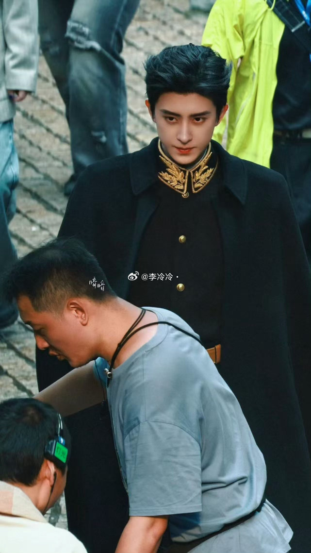 敖瑞鹏民国造型也如此权威敖瑞鹏这个民国造型真的帅啊啊 