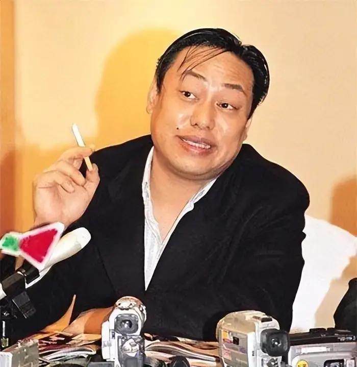 从14岁辍学到香港重庆大厦打杂，27岁身家暴涨20亿港元，却在47岁那年心脏骤停