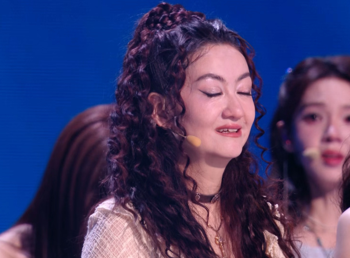 者来女淘汰者来女两眼一黑，淘汰的姐姐都不是当晚表现最差的。你们觉得今晚应该谁走？