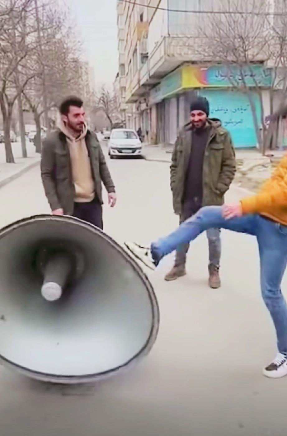 这种大喇叭已经很少见了，很多年轻人也都不认识这个玩意儿。但是对于80后和90后的