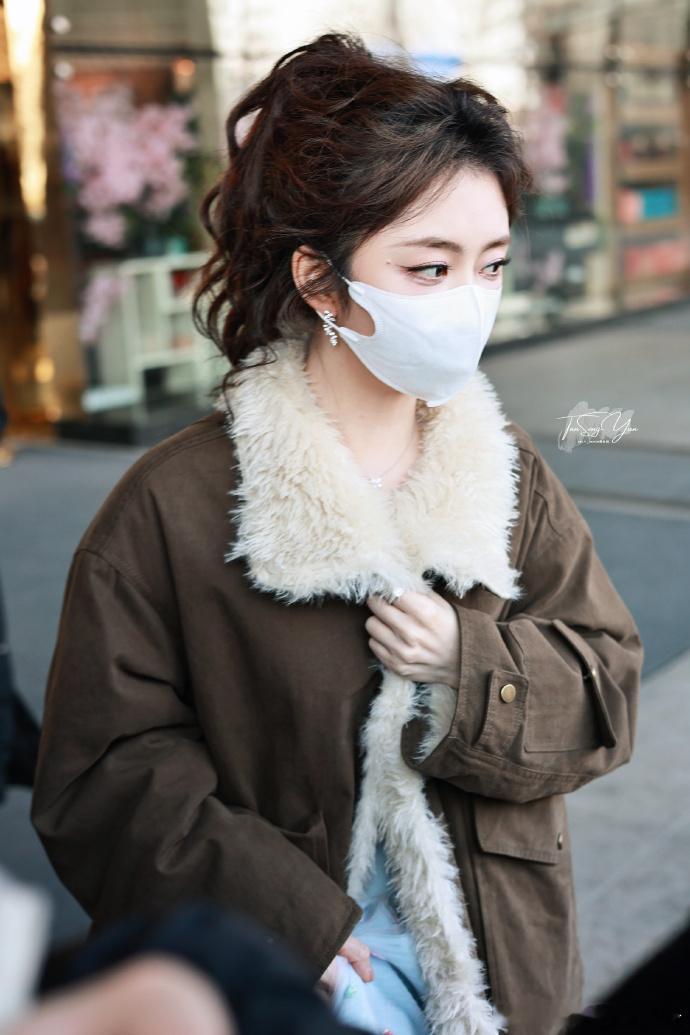 谭松韵百花迎春上班路透谭松韵百花迎春卷发高马尾上班路透 谭松韵去百花迎春的上班路