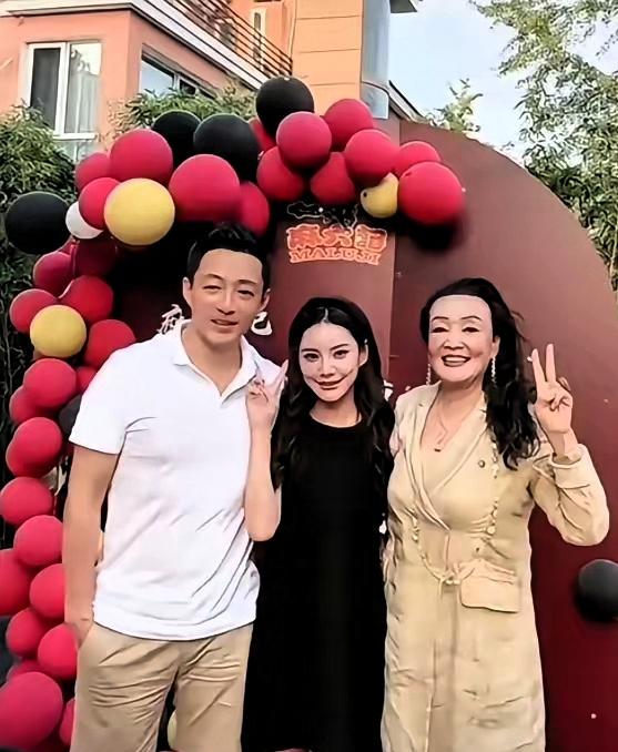 老太漂洋，去看前儿媳。带去孙辈，发了一张照。那是喜悦，却换来咒骂。大家看戏，也都