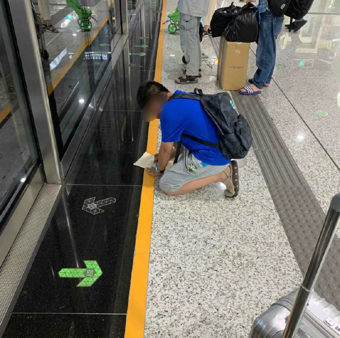 假期前后写作业都是争分夺秒的 