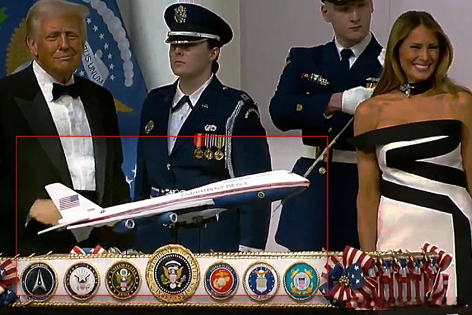 特朗普就职典礼上的蛋糕上面有特朗普心爱的空军一号专机模型。 飞扬军事[超话]  