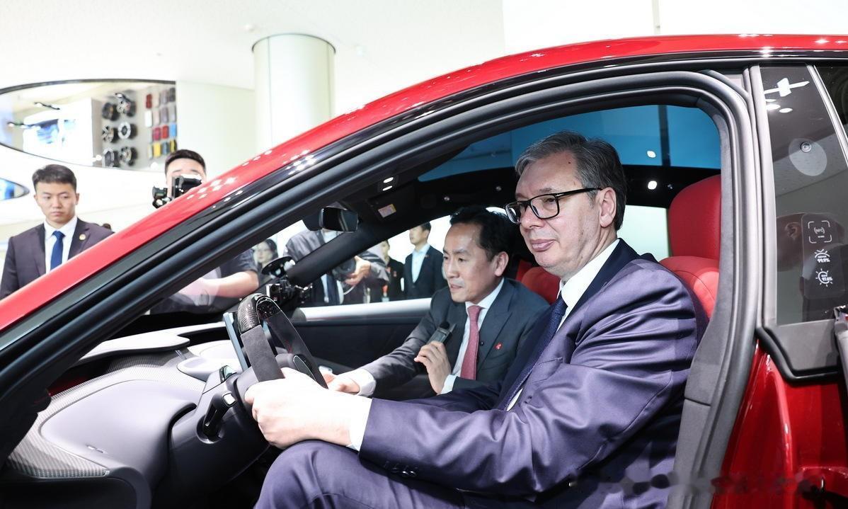 塞尔维亚总统买不起小米车？
一位现任总统，在北京的小米工厂里试完新车，笑着说自己