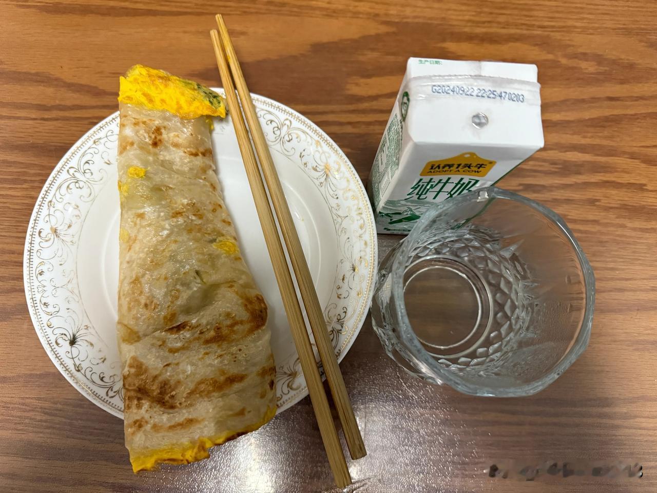 周末的早晨
睡了会懒觉
起床后早饭已经准备好了
因为要出去办事，时间紧
所以简便