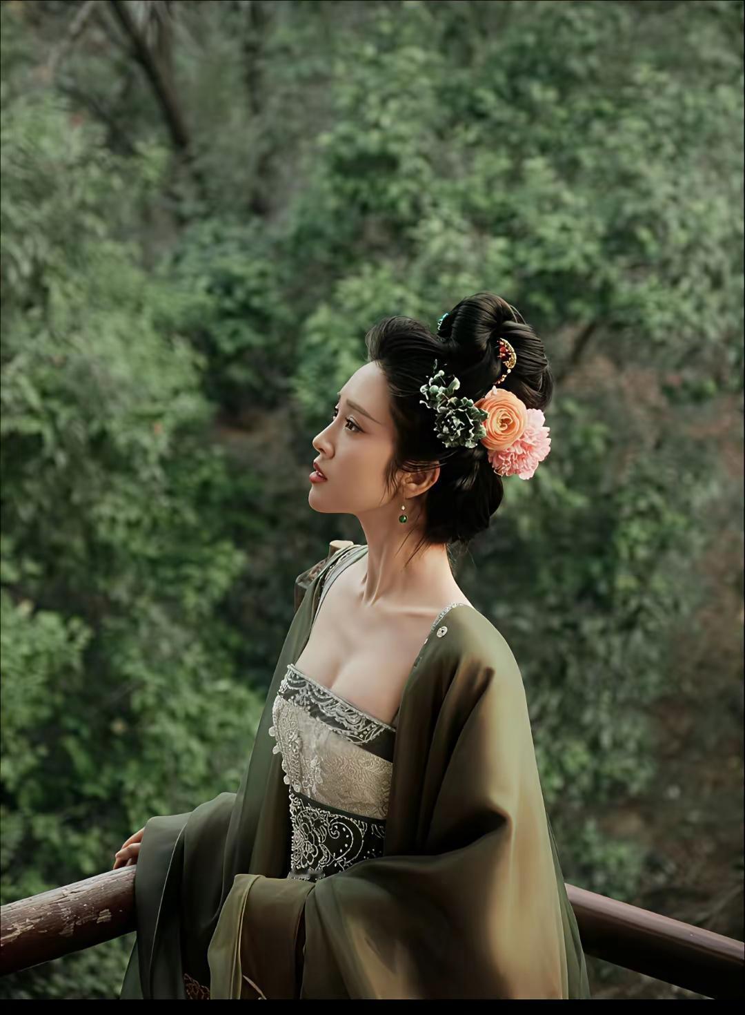 祺贵人唐艺昕实在是漂亮，换上唐装，美出了一个新高度，优秀的很。