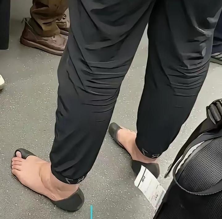 刷到很多网友说网友地铁拍到的这双是上W块的天价拖鞋，真的假的？
对于我这不识货的