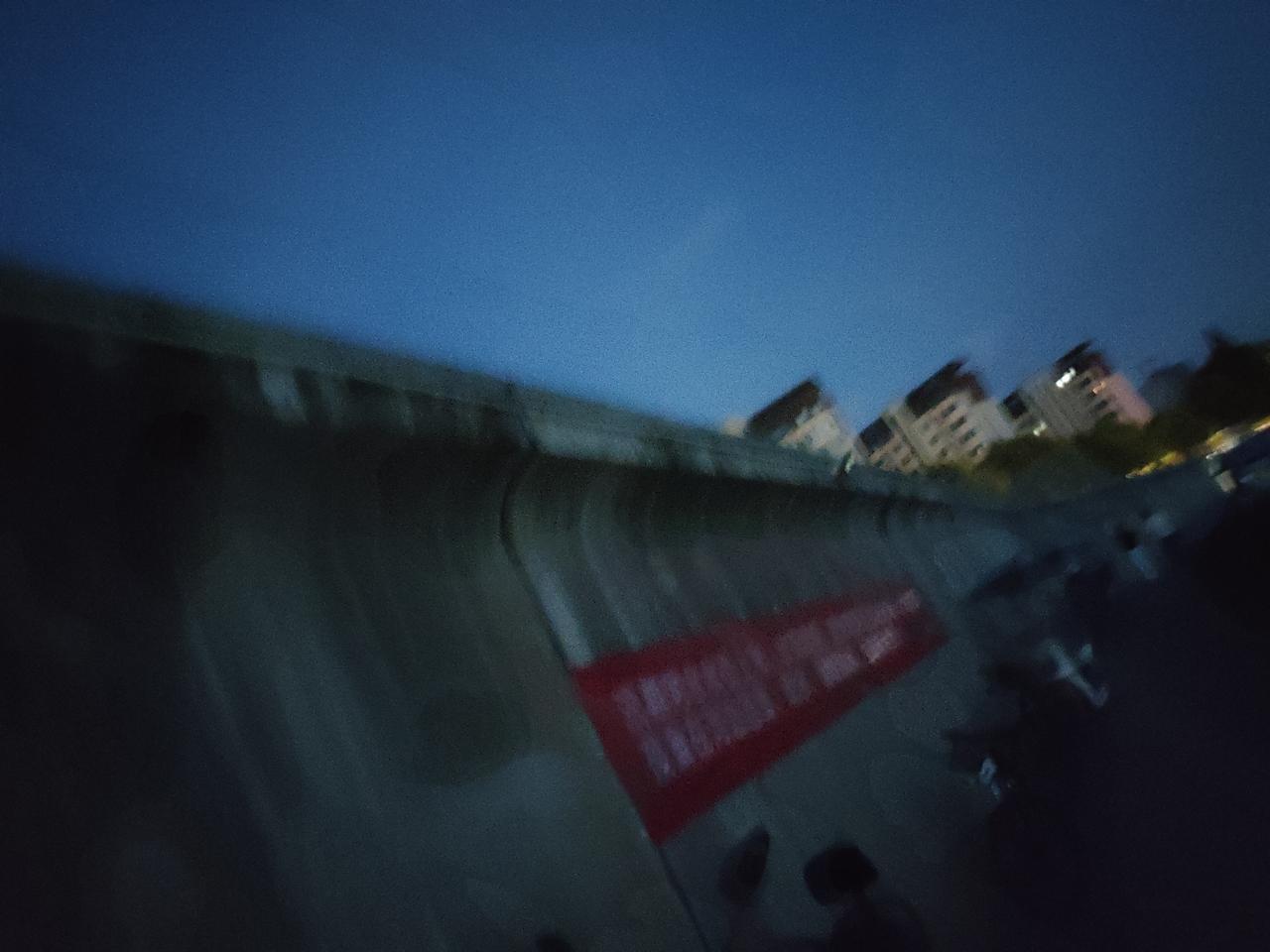 恳请有关单位把防洪墙外面路灯修好

湾沚区沿河的防洪建设是一个为民的大工程，自建