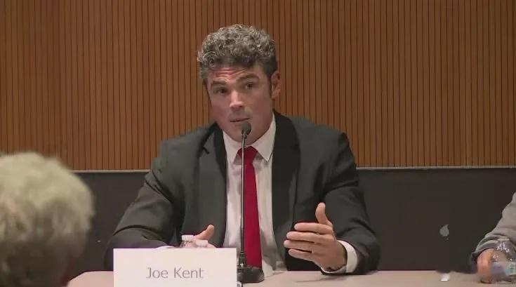 据美联社报道，美国国家反恐中心主任乔·肯特17日在社交媒体X上宣布，决定辞去美国