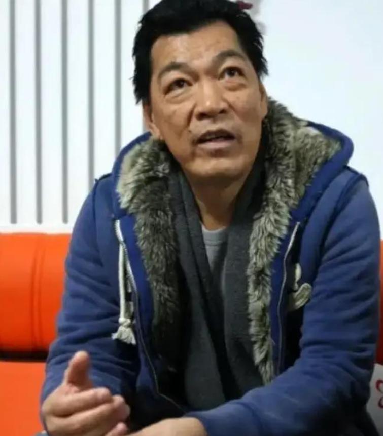 “大傻”成奎安去世后，大儿子独吞遗产，小儿子连学费都交不起，罗家英看不下去，带着