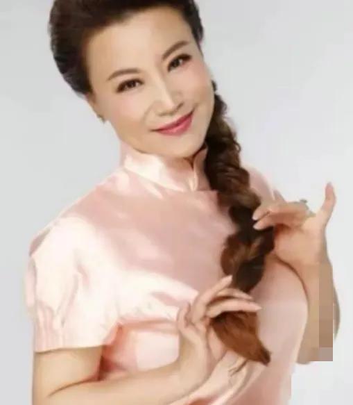 2004年，45岁王为念净身出户，与小香玉离婚。没多久，小香玉带着王为念的家产，