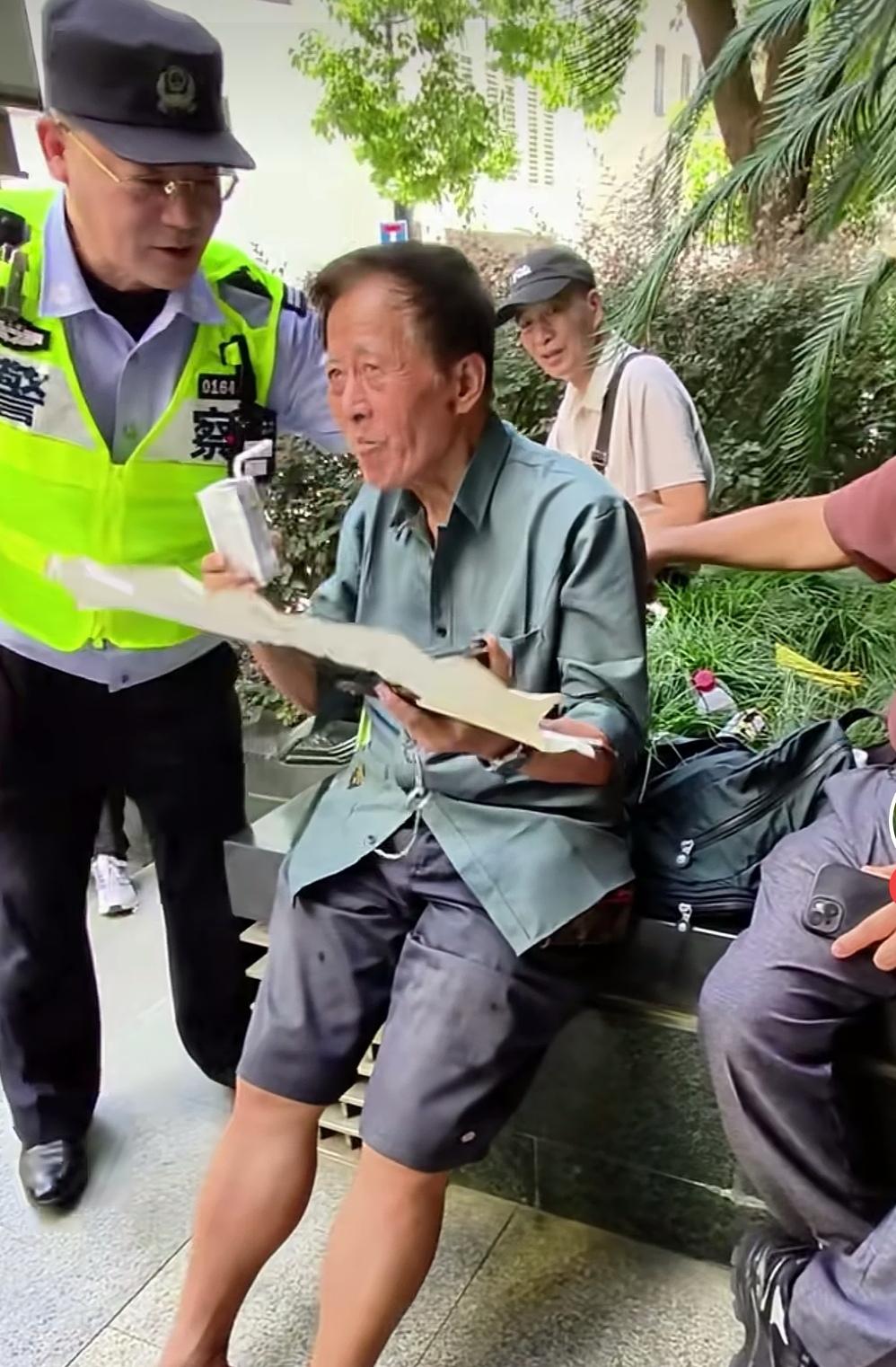 上海建工爷叔成了“网红”，受到了社会各界的广泛关注，有些人喜欢爷叔，点赞爷叔，称