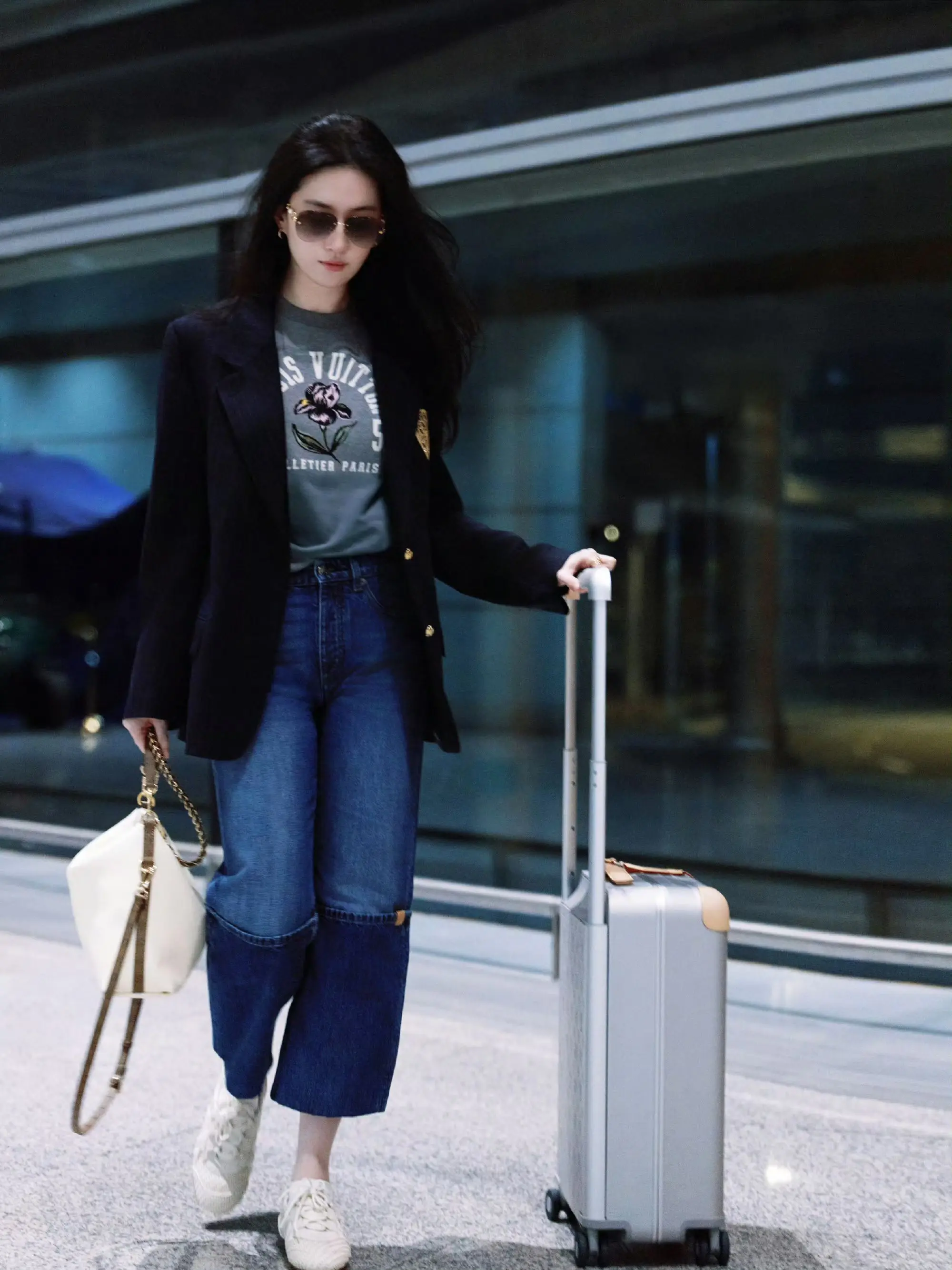 参加巴黎时装秀。