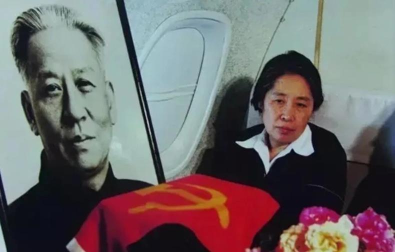 这张珍贵的老照片拍摄于1980年，这一年的5月17号，是少奇同志追悼会召开的日子