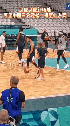 准神试球！美国男篮刚刚抵达奥运会新球场进行训练，库里就先来了个中场超远三分，并轻