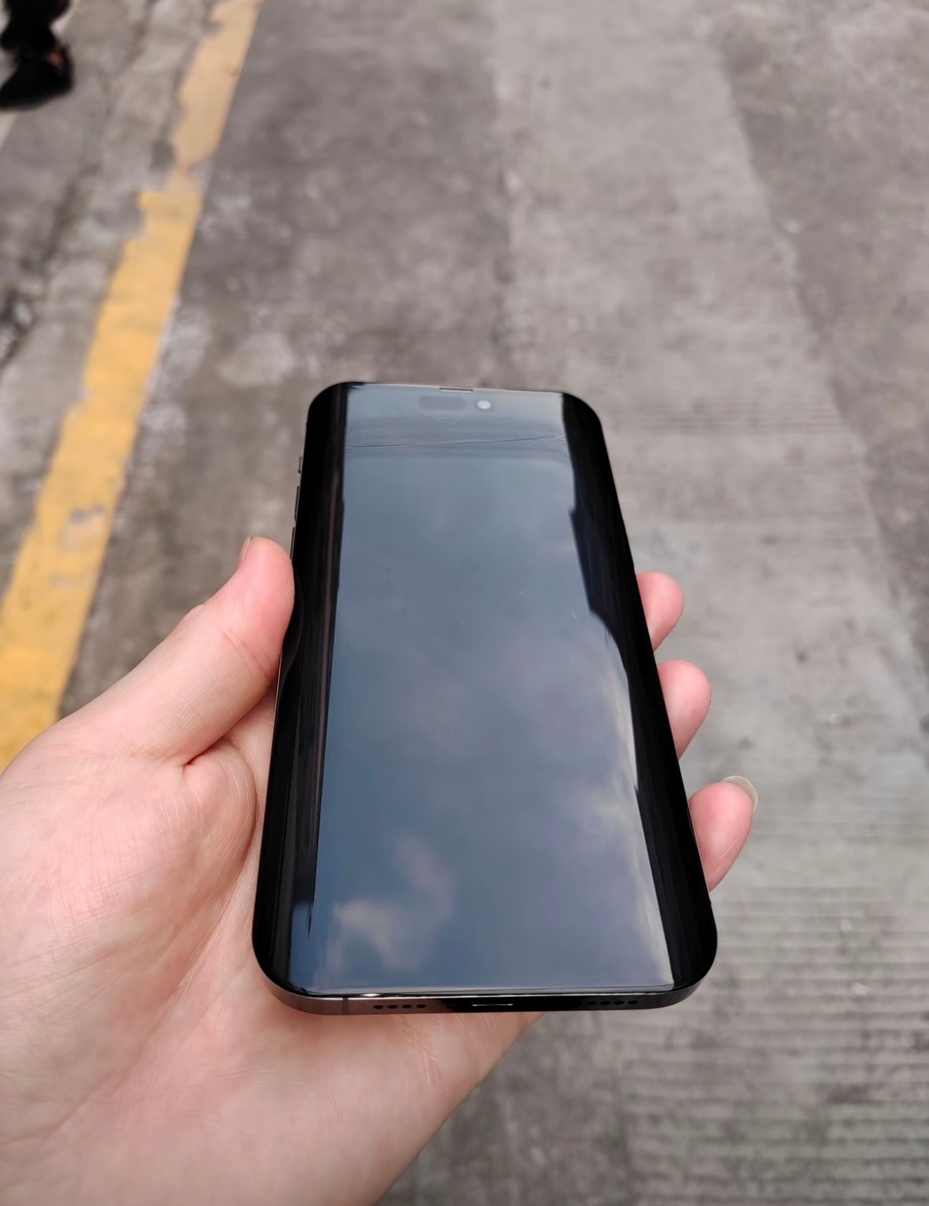 首款曲面iPhone好家伙主打一个别的厂商不做啥，我就做啥。你们都做了，那我不做
