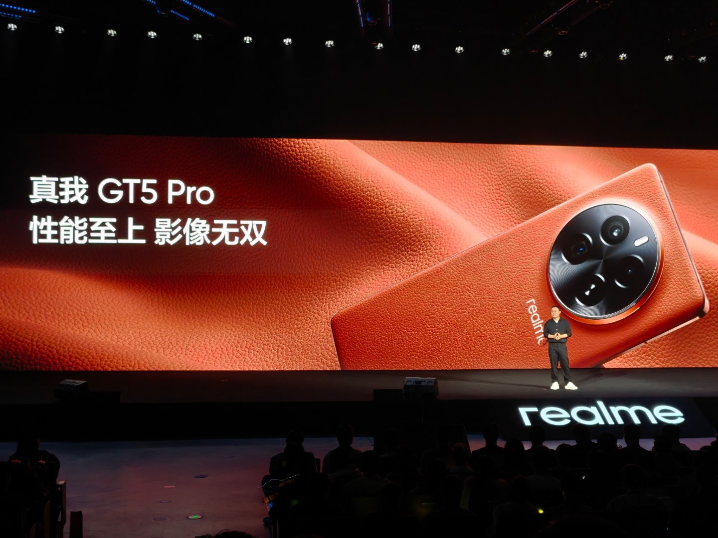GT5 Pro对于真我来说，确实可以算是非常具有代表性的一个。这一个机子在同期，