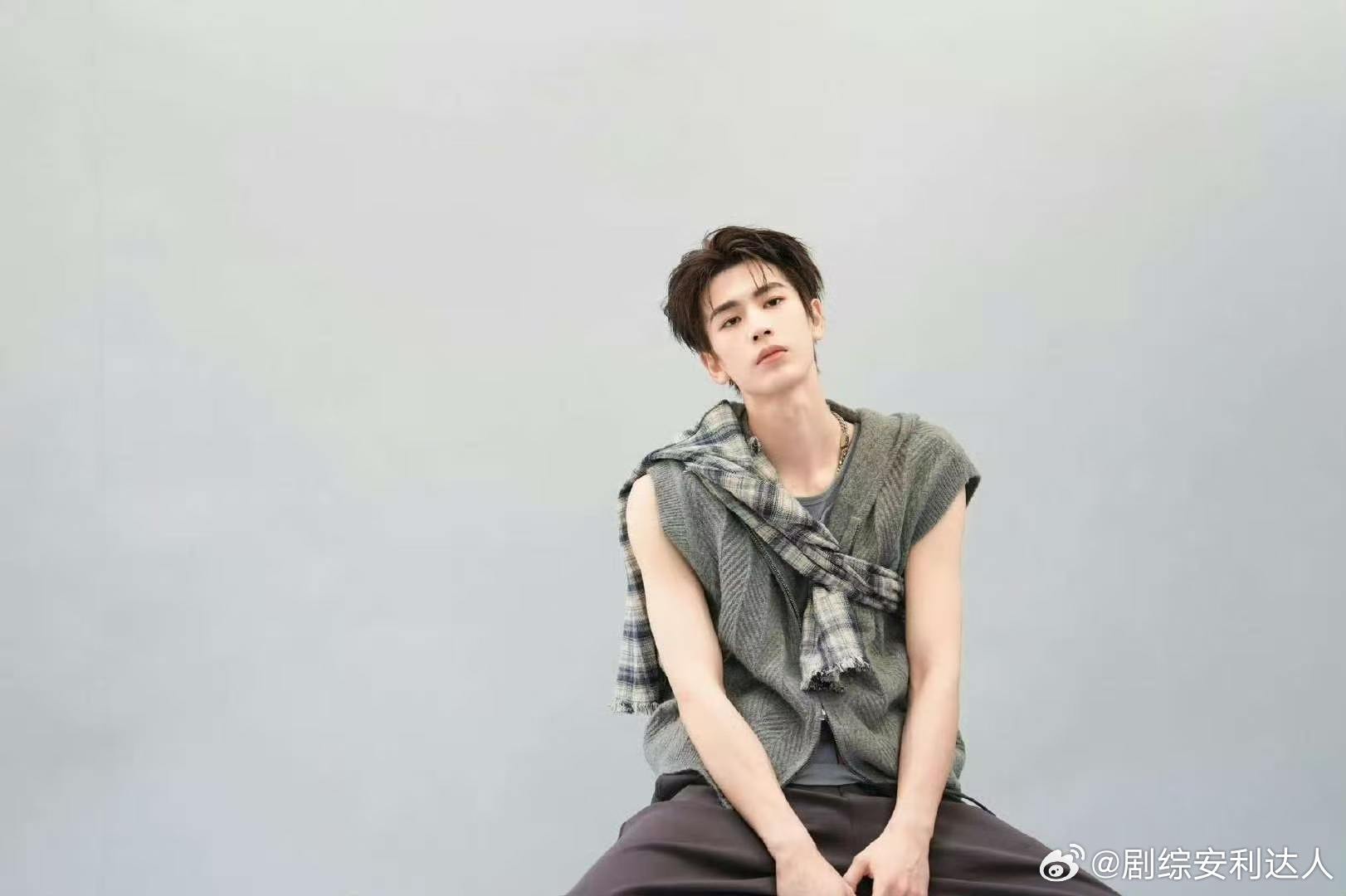 张凌赫开推眉钉造型张凌赫眉钉蓝发 路人表示，能看出造型师的用心，蓝发+眉钉+伤妆