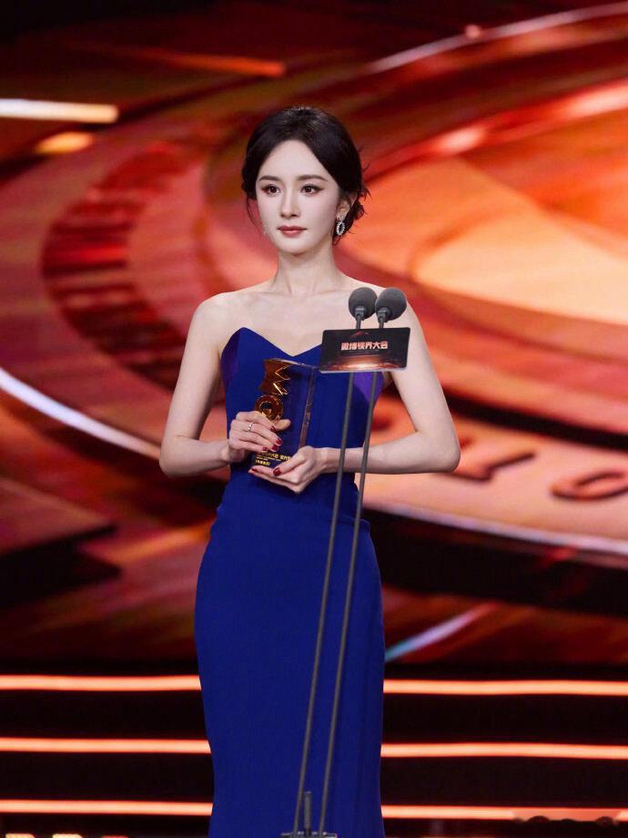 杨幂蓝色礼服 