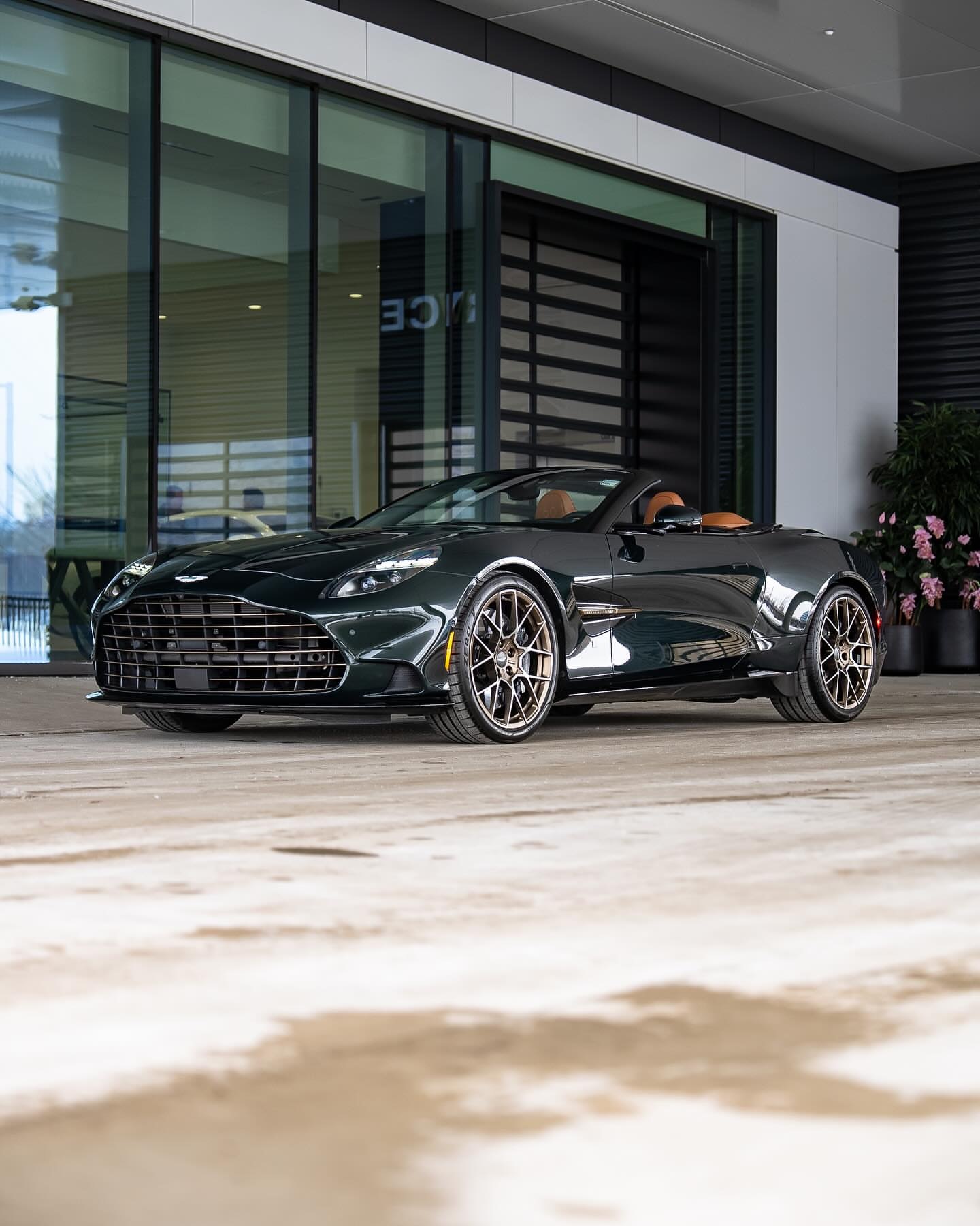 六十载晴空之下的庆典。  Vanquish Volante 60周年纪念版代表着