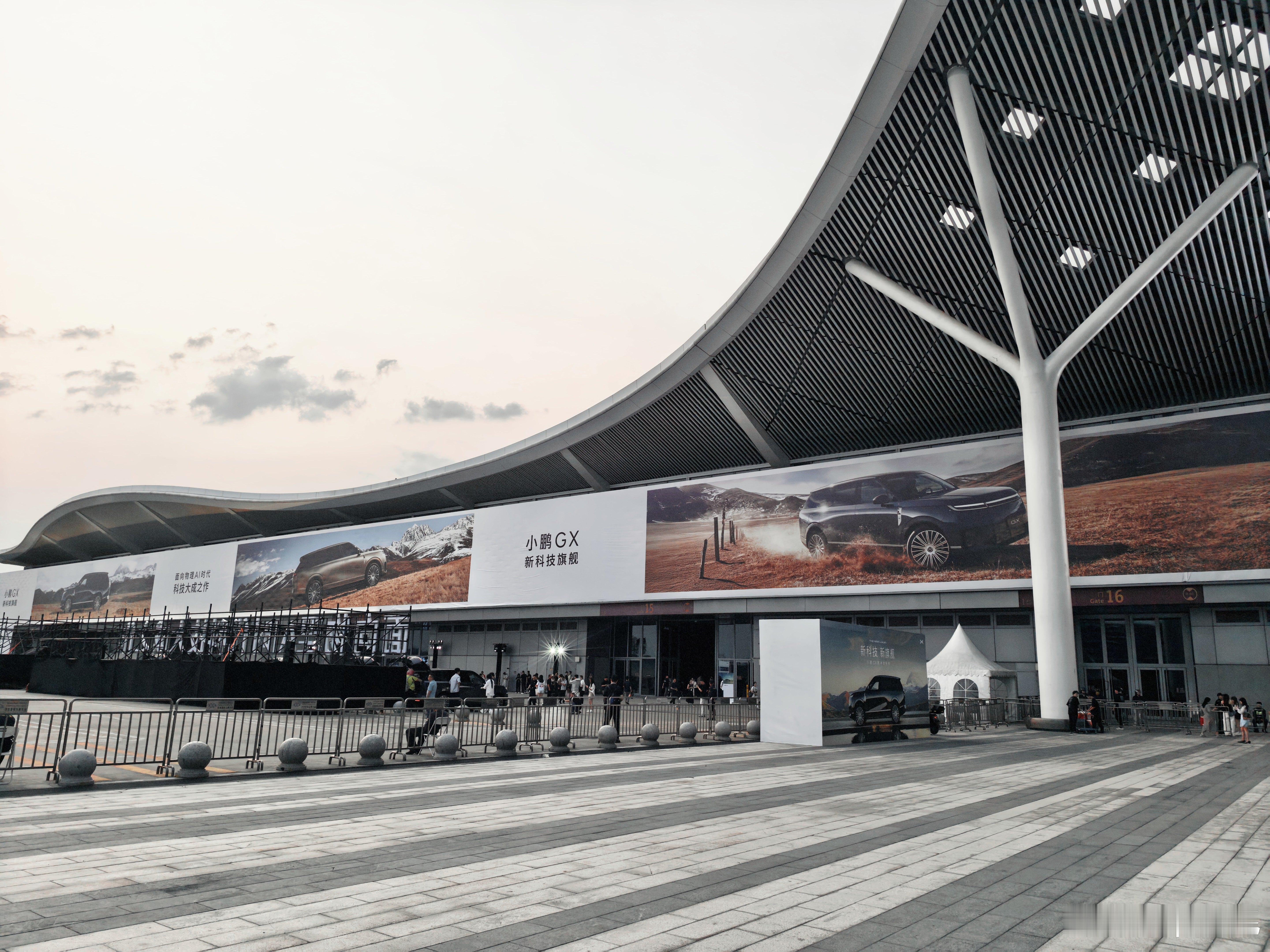 小鹏也是好起来了，整一个深圳新国展的展馆，室内室外都摆上了 新科技旗舰小鹏gx今