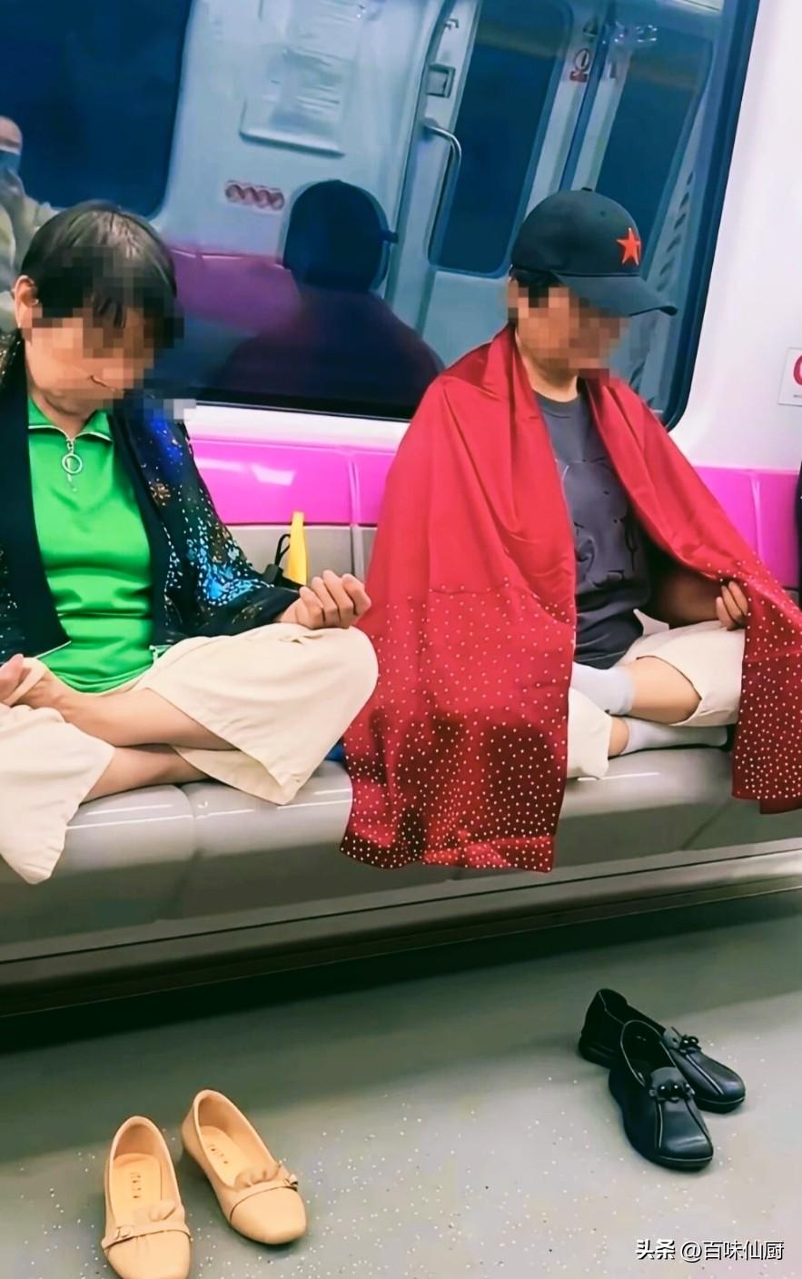 说也不敢说，问又不敢问。
没座，那就只好站一路了。
切切，千万别惊扰了大神。[捂