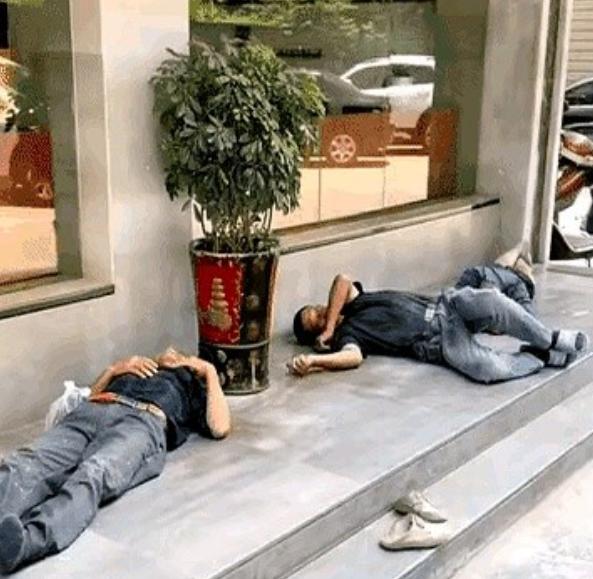“她不发财都难”！6月26日，几位工人高温天躺在地上午休，酒店美女经理看见后，主
