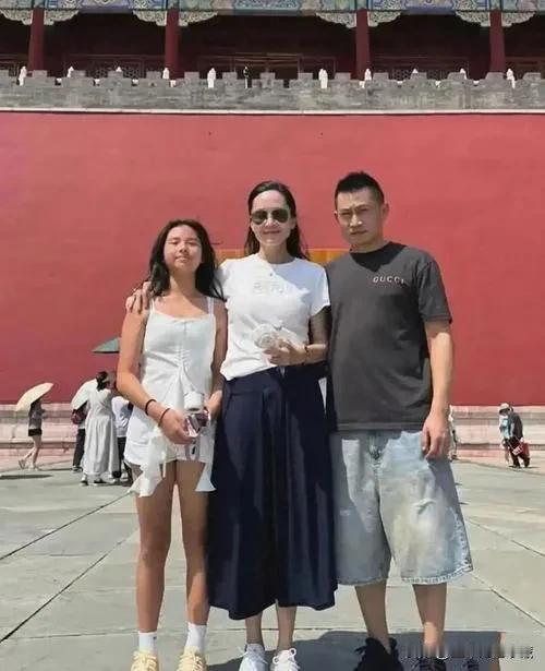 1999年的港姐冠军郭羡妮和河南农村老公一起戴着女儿在北京故宫游玩，近日，51岁
