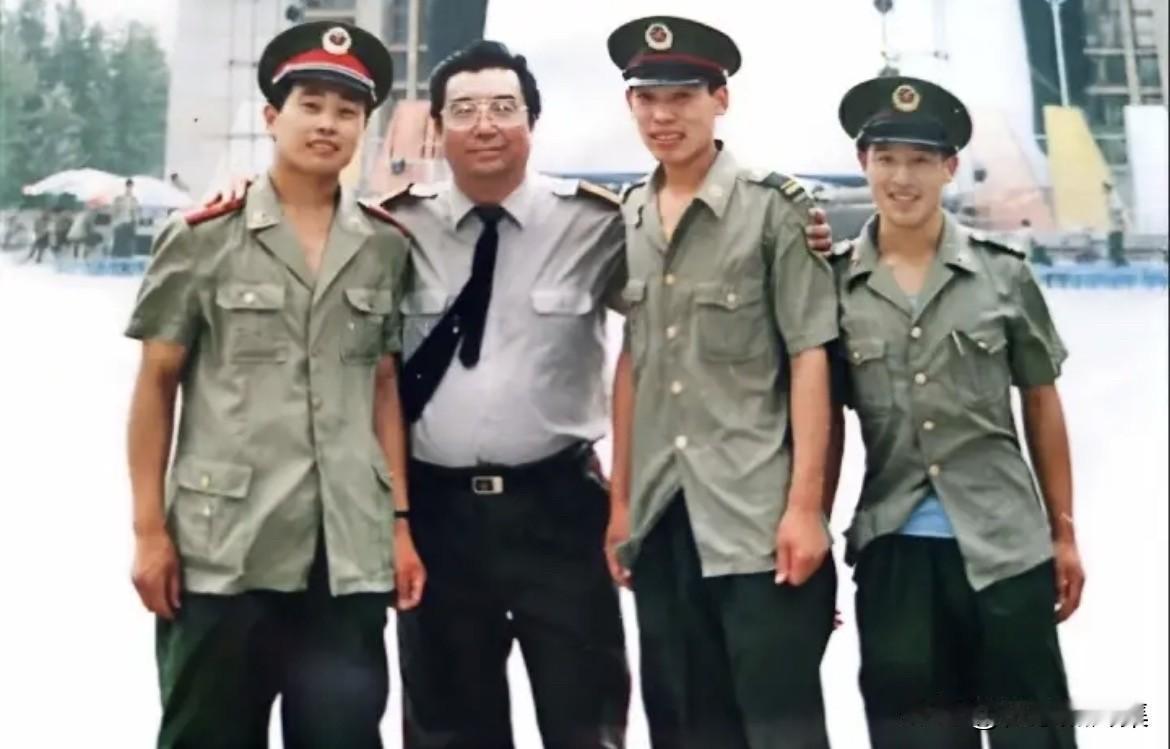 上世纪八十年代，著名歌唱家李双江在基层慰问演出期间，和充满朝气的年轻战士们合影。