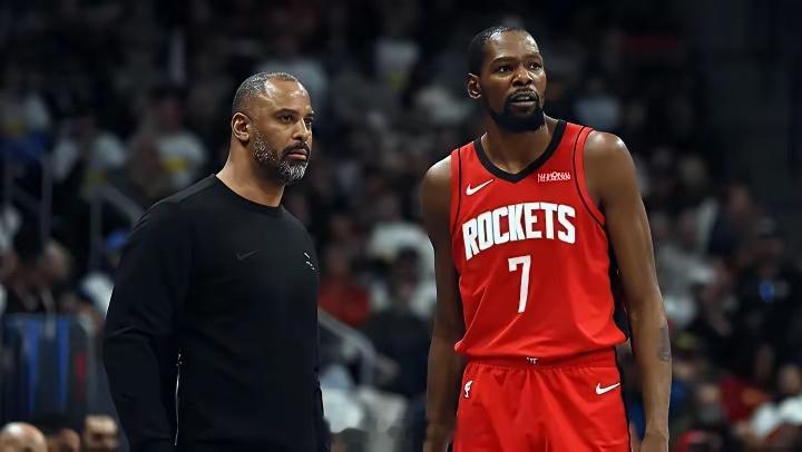 阿门基本没有潜力可挖了，这赛季又要拿续约合同，只能拼命拿球权。让阿门打控卫，是败