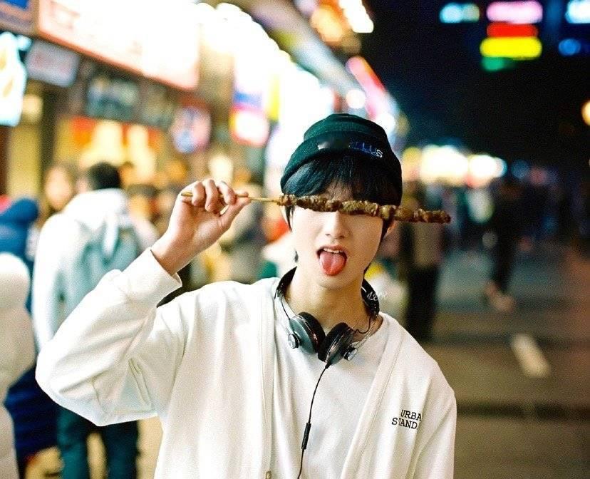 真的心疼朱志鑫，最伟大的自我介绍火出圈以后都想来抄，2s就是看自我介绍火了之后马