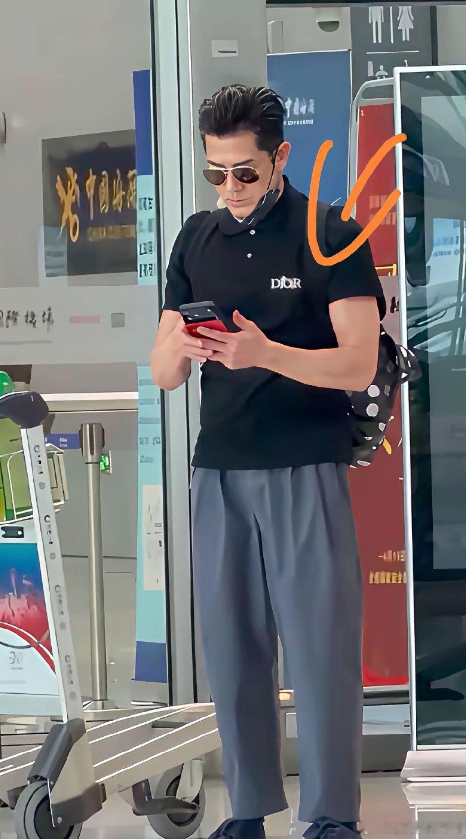 天王郭富城穿着几千块的迪奥T恤，手里照样拎着亲友们凑的价值1块5一枚的土鸡蛋！这
