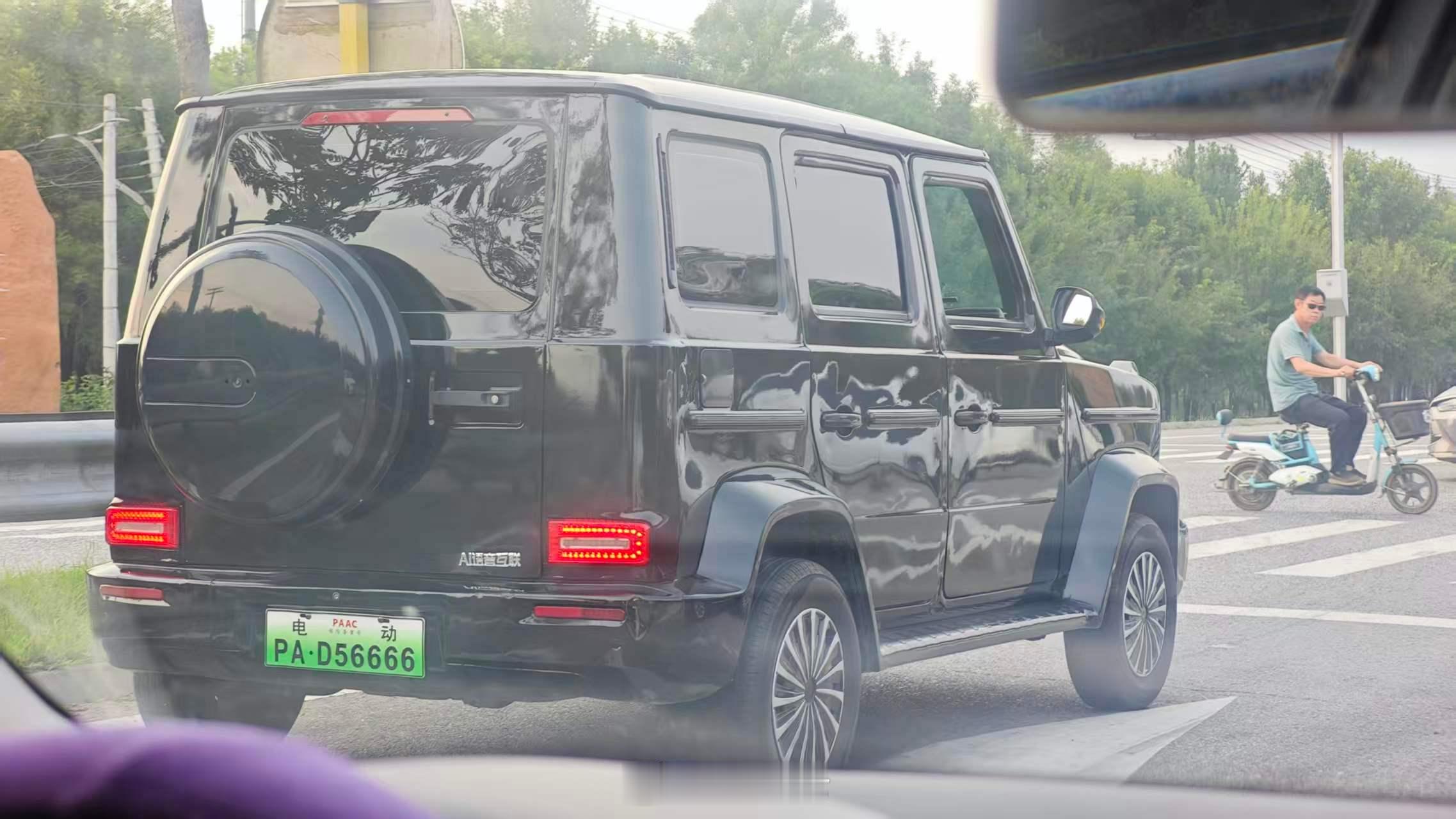 我姐们儿问我这是电动大G么我说我也不知道是啥 但是这肯定不是G哈哈哈 还挺唬人 