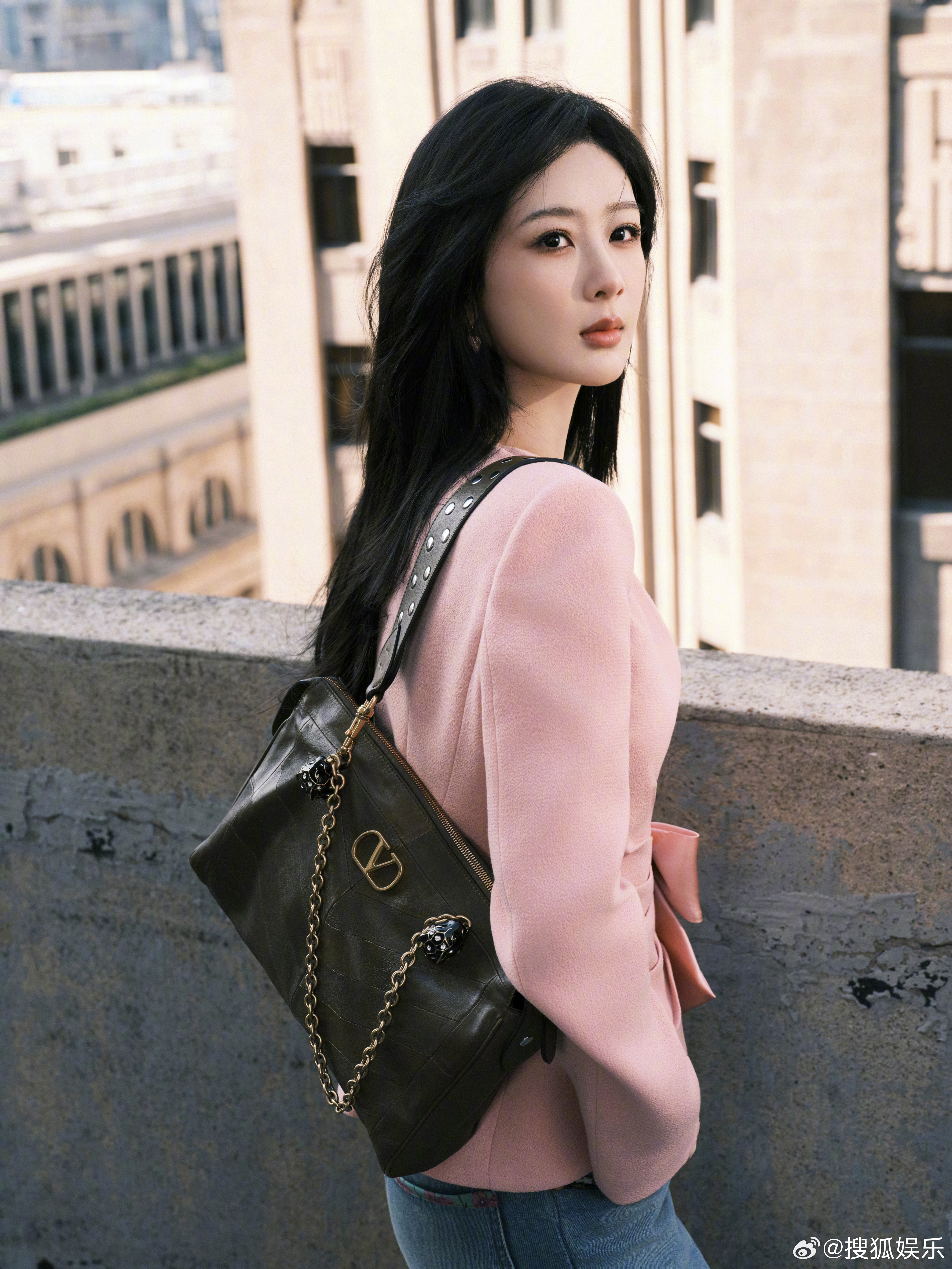 杨紫罗马时装周出发图罗马时装周出发造型图释出！粉色V领收腰西服搭配牛仔裤充满春日