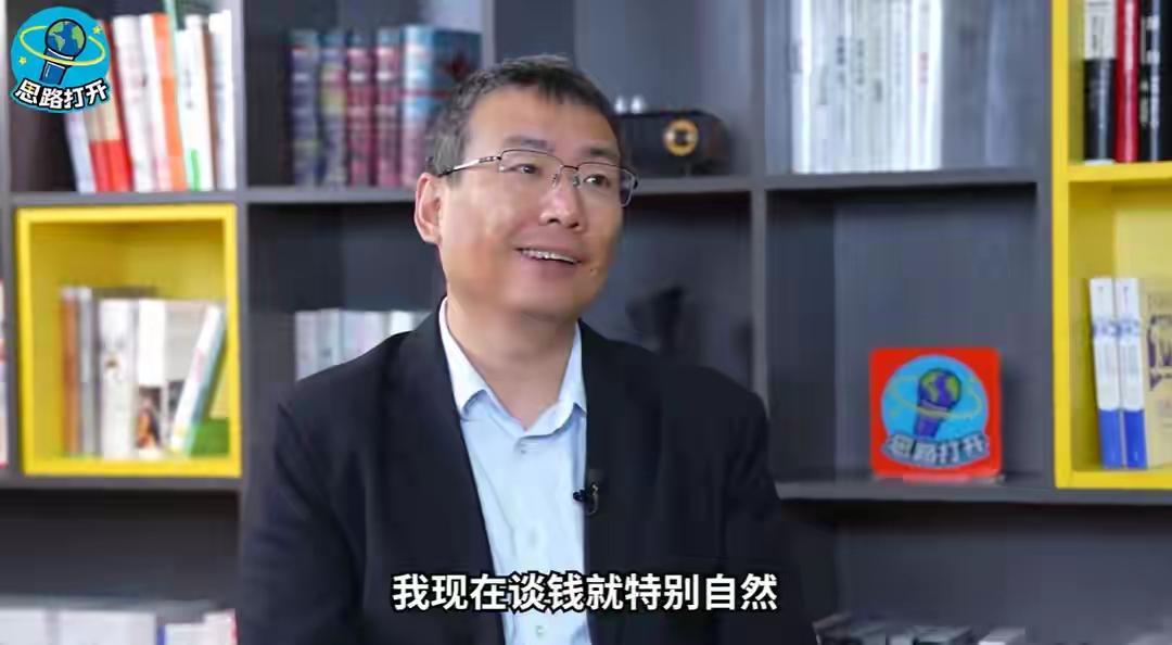从大学教授到躺平网红！储殷讲述自己的人生经历，戳醒无数跟风年轻人
 
以前，他站