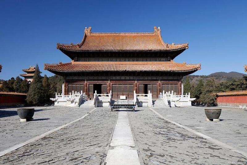 同治皇帝的棺材打开时，盗墓贼愣住了——皇帝只剩一堆烂骨，皇后却面色如生，像活人一