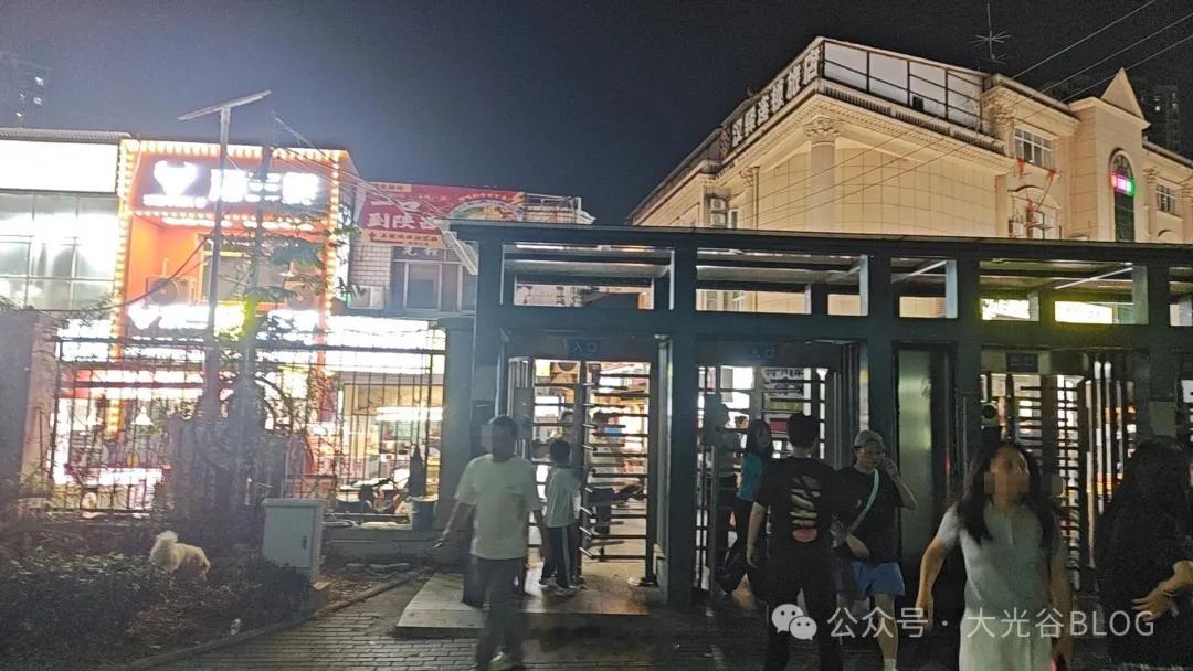 中南财大的“编外食堂”，这个地方只能骑小电驴子来傍晚的政院小区烟火升腾，各色小吃