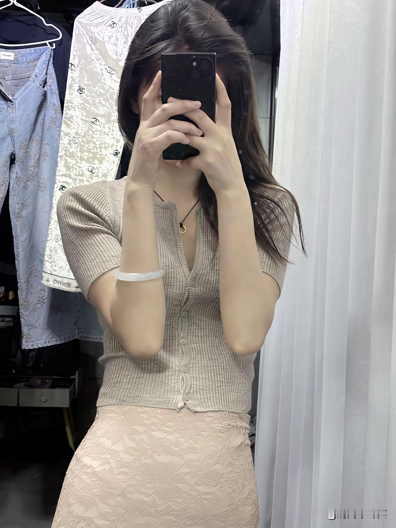  明媚少女自带高光，简约穿搭藏不住优雅温柔的好气质