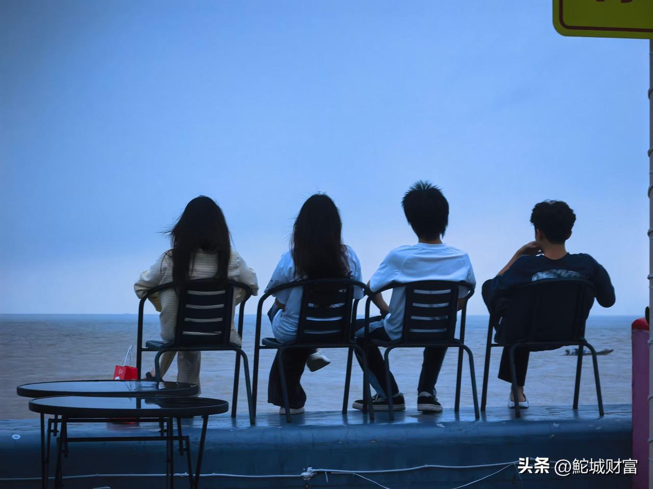 单位实行“密薪制”，你赞成吗？

本人坚决反对。
许多单位搞“密薪制”，表面说得