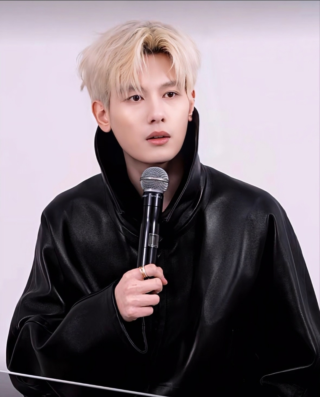 小胡终于公开金发这个众所周知的秘密了！这回真帅成爱豆了胡先煦金发高领皮衣 胡先煦