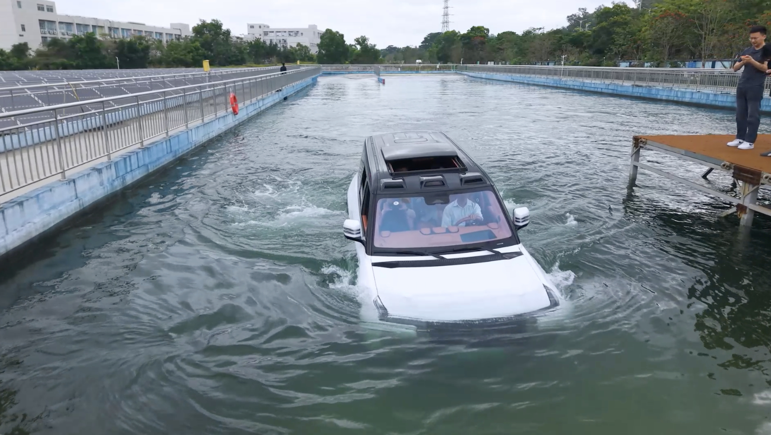 把山搬进厂里是疯了还是清醒我没打算开仰望U8去爬天门山，平时顶多走个烂路、上个马