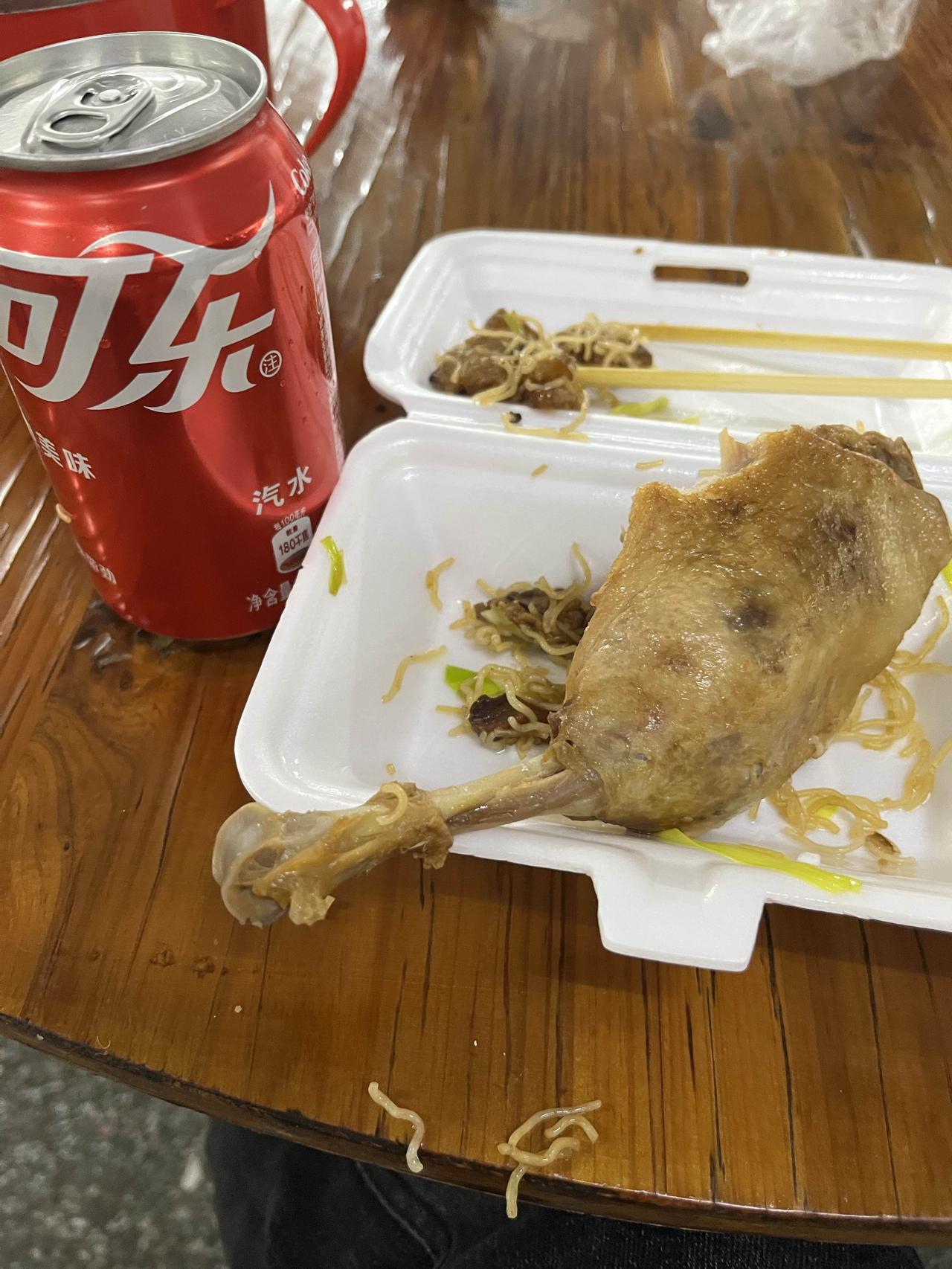 今天上午领导给我发了一张加餐券，这是我第一次收到这种票，还挺激动，以为有啥海鲜大