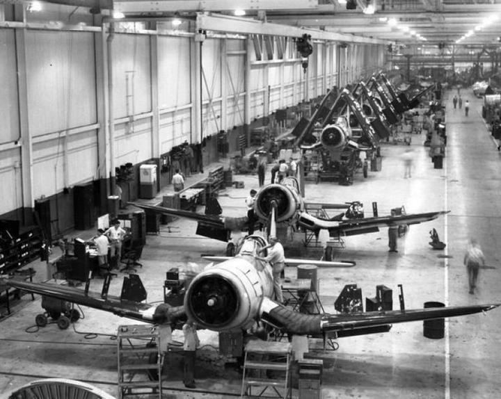 二战期间，美国F4U战机生产车间