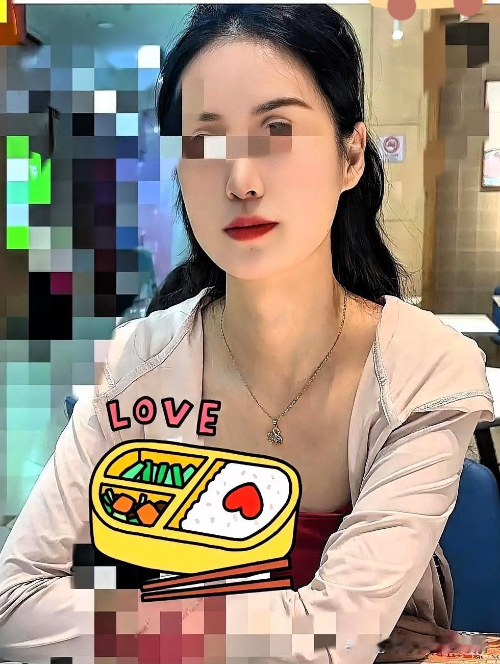 相亲时女孩说：“我们只是走个过场。”男孩听后立即退了菜打包买单，离开了餐厅。  