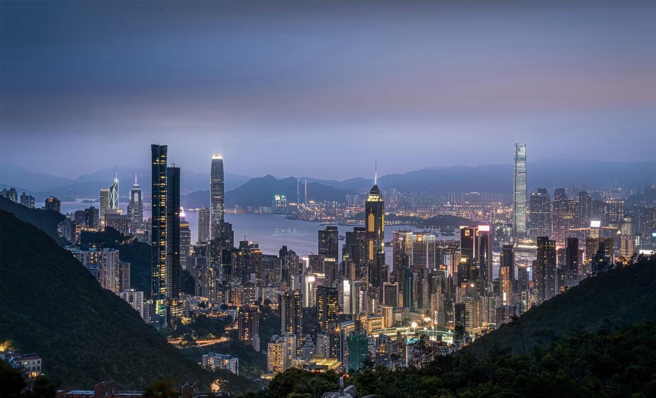 香港这视角，居然没人知道？
蓝调时刻的香港岛，将维港与跑马地的璀璨尽数收于眼底。