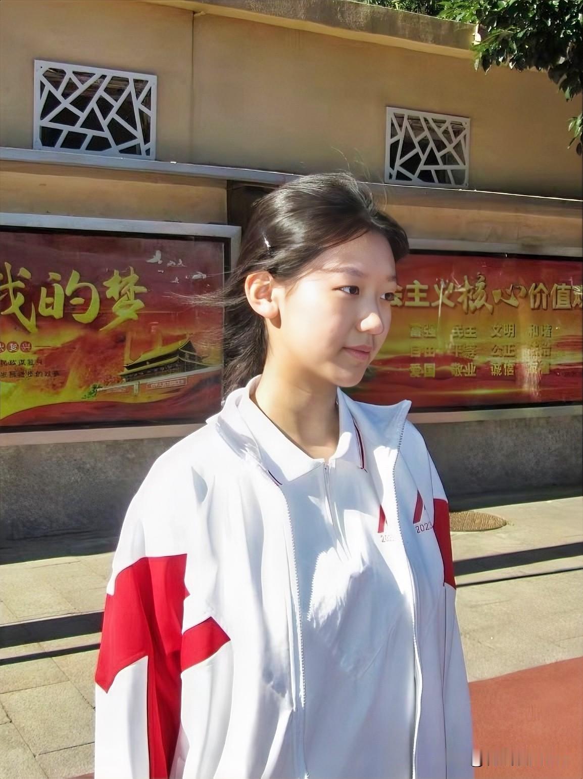 分享一张校服照片