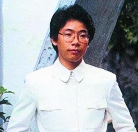 1984年，歌手张明敏得知我国举办亚运会的经费，还差了6亿的缺口时，毅然决然的卖