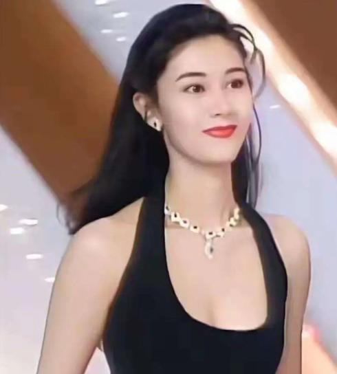 2008年，许晋亨执意娶李嘉欣为妻。他父亲放话，"你要是真的娶了她，我的400亿