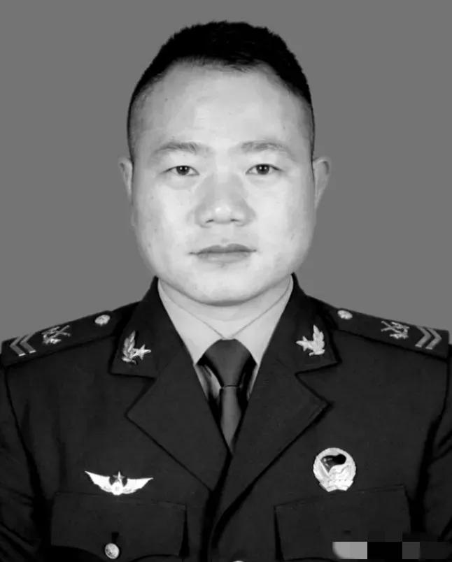 2021年，杭州一医院发生了催人泪下的一幕，36岁的军人王启鹏在医院做了最后一次